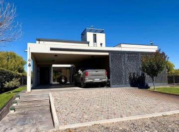 Casa · 240m² · 6 Ambientes · 1 Cochera · Casa 3 Dorm. en Rincon del Lago Apta Credito