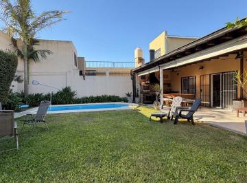 Casa · 151m² · 4 Ambientes · 2 Cocheras · Casa 4 Amb en Venta C/parque y Pileta en Banfield