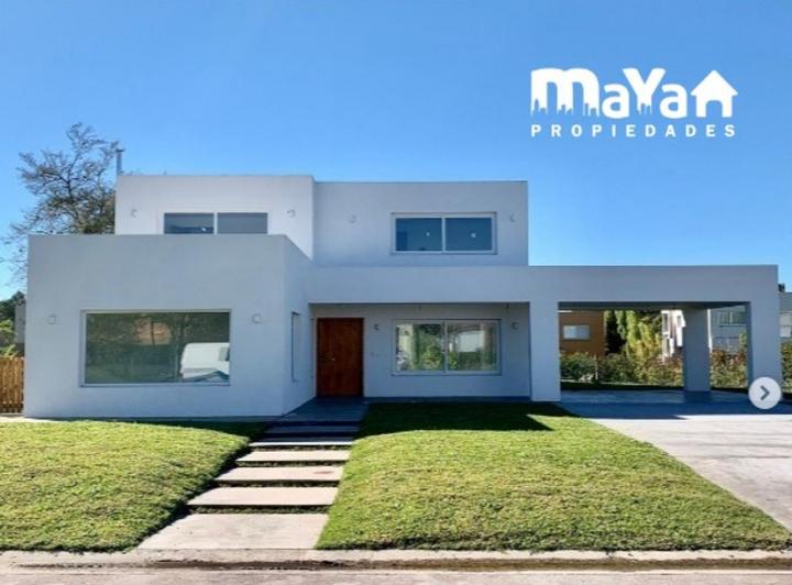 Casa · 345m² · 6 Ambientes · 2 Cocheras
