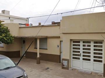 Casa · 182m² · 4 Ambientes · 1 Cochera · Casa de 2 Dorm. a m de Av San Martín en San Lorenzo