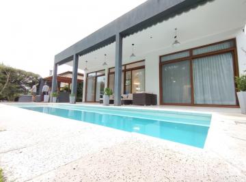 Casa · 120m² · 3 Ambientes · 3 Cocheras · Casa de Excelente Calidad Constructiva en B° La Cuesta - Una Planta, con Piscina y Suite con Jacuzzi.