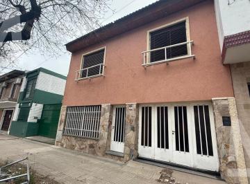 Casa · 5 Ambientes · 1 Cochera · Casa en Alquiler en La Plata