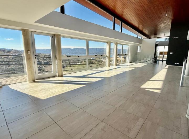 Casa · 400m² · 6 Ambientes · 2 Cocheras