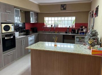 Casa de 4 ambientes, Ituzaingó · Chalet en Dos Plantas Reciclado a Nuevo