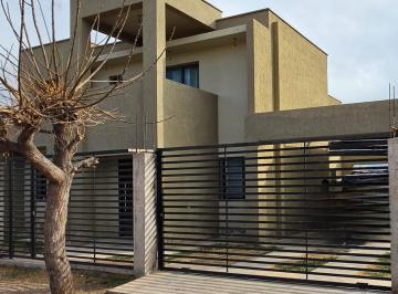 Casa · 194m² · 8 Ambientes · 2 Cocheras · Venta Casa Moderna Para Familia Numerosa Perdriel