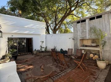 Casa · 204m² · 7 Ambientes · 1 Cochera · Casa Esquina - Frente a Espacio Verde - 3 Dorm.