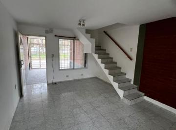 Casa · 55m² · 4 Ambientes · Duplex en Alquiler con Entrada de Auto y Patio