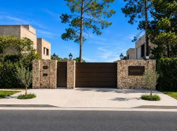 Casa · 220m² · 5 Ambientes · 3 Cocheras · Venta de Casa en Barrio Cerrado con Portón, Bella Vista