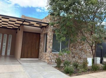 Casa · 516m² · 6 Ambientes · 2 Cocheras · Casa de Gran Categoría Ubicada en Palmares Valley