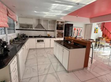 Casa · 371m² · 5 Ambientes · 3 Cocheras · Alquiler Casa - Patio - Pileta - 5 Amb - Sin Expensas
