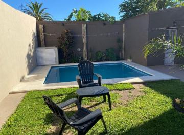 Casa · 130m² · 5 Ambientes · 1 Cochera · Casa Modernizada, con Pileta y Excelente Ubicación