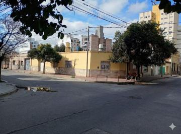 Casa · 200m² · 8 Ambientes · 1 Cochera · Excelente Esquina Para Desarrollo Inmobiliario