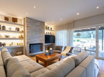 Casa · 200m² · 8 Ambientes · 2 Cocheras · Venta Casa Colinas de Carrasco 4 Dorm.