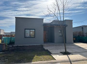 Casa · 133m² · 4 Ambientes · 3 Cocheras · Excelente Casa a Estrenar en Lote Interno en Vila Marina 1