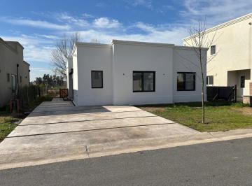 Casa · 142m² · 4 Ambientes · 2 Cocheras · Excelente Casa en 1 Planta a Estrenar en Vila Marina II