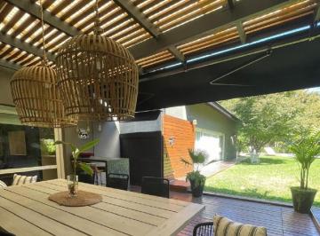 Casa · 243m² · 5 Ambientes · 1 Cochera · Casa en Venta en Los Laureles con 4 Dorm.