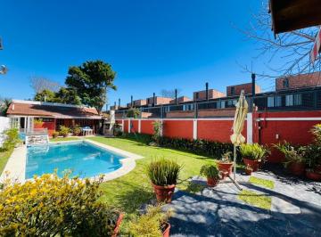 Casa · 290m² · 5 Ambientes · 2 Cocheras · Casa en Venta con Jardín, Pileta y Quincho, en San Isidro