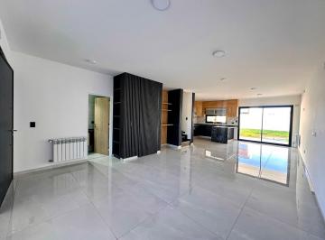 Casa · 160m² · 3 Dormitorios · 2 Cocheras · Duplex en Venta en La Calandria