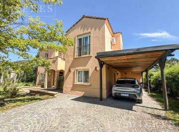 Casa · 245m² · 7 Ambientes · 2 Cocheras · Casa en Venta Sobre Lote Interno en Las Glorietas, Nordelta.