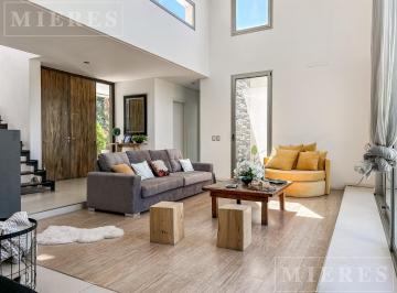 Casa · 450m² · 7 Ambientes · 2 Cocheras · Casa en Venta en Albanueva