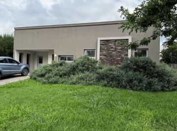Casa · 160m² · 4 Ambientes · 3 Cocheras · Casa en Venta en Fincas de Hudson