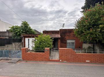 Casa · 300m² · 3 Ambientes · 1 Cochera · Casa 3 Ambientes a Reciclar en Temperley Este // Apto Crédito
