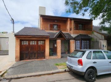 Casa de 4 ambientes, Merlo · Excelente Chalet de 4 Ambientes con Cochera a 2 Cuadras Est. Padua