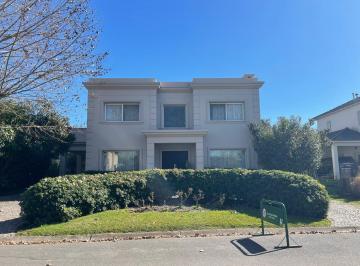 Casa · 285m² · 6 Ambientes · 1 Cochera · Venta Casa Estilo Francés en Fincas de Iraola Sobre Lote Central
