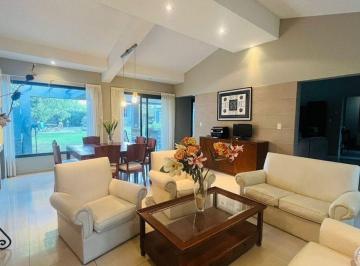 Casa de 7 ambientes, Ciudad de Mendoza · Casa en Venta C/ Cochera en Dalvian