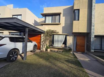 Casa · 180m² · 5 Ambientes · 2 Cocheras · Hermoso Duplex en Claros del Bosque