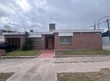 Casa · 204m² · 3 Dormitorios · 2 Cocheras · Casa Venta 3 Dorm. Mas 2 Locales Comerciales a 100 m de Colón B°las Palmas