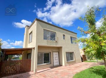 Casa · 133m² · 4 Ambientes · 3 Cocheras · Casa en Venta en San Ramiro, Pilar del Este, Pilar