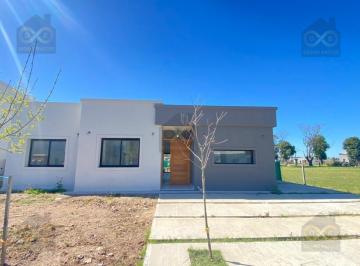 Casa · 150m² · 4 Ambientes · 1 Cochera · Casa en Venta en Santa Lucia, Pilar del Este, Pilar
