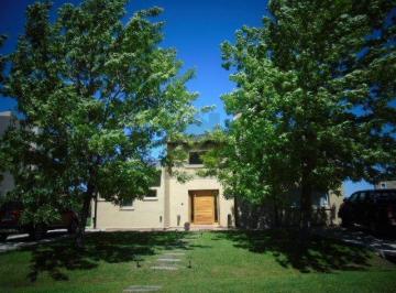 Casa · 220m² · 4 Ambientes · 1 Cochera · Casa en Venta Ubicado en Los Jazmines, Pilar del Este, G. B. a. Zona Norte