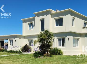 Casa · 200m² · 4 Dormitorios · Casa en Area 60