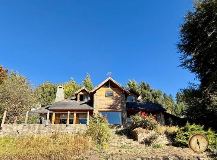 Casa · 230m² · 5 Ambientes · 1 Cochera