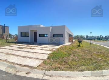 Casa · 144m² · 4 Ambientes · 1 Cochera · Casa en Venta en Santa Elisa, Pilar del Este, Pilar