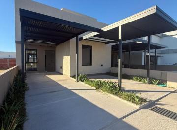Casa · 163m² · 4 Dormitorios · 2 Cocheras · Venta - Terrazas de Manatiales - Frente Plaza - Casa 4 Dorm. 3 Baños