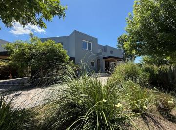 Casa · 241m² · 5 Ambientes · 5 Cocheras · Casa en Venta El Canton Islas a La Laguna