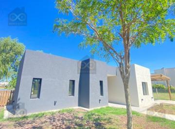 Casa · 153m² · 5 Ambientes · 3 Cocheras · Casa en Venta en Santa Emilia, Pilar del Este, Pilar
