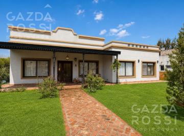 Casa · 131m² · 4 Ambientes · 2 Cocheras · Hermosa Casa en Fincas del Alba