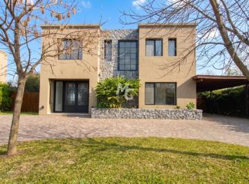 Casa · 256m² · 6 Ambientes · 2 Cocheras · Casa a La Laguna en Venta en San Francisco con Financiación Directa