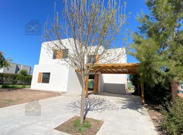 Casa · 184m² · 5 Ambientes · 1 Cochera · Casa en Venta en Santa Guadalupe, Pilar del Este, Pilar