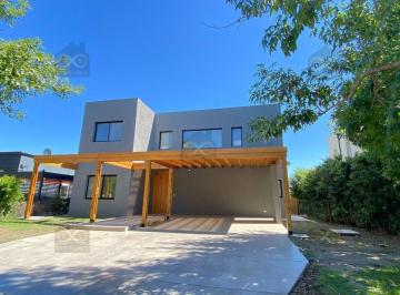Casa · 207m² · 5 Ambientes · 2 Cocheras · Casa en Venta en Santa Guadalupe, Pilar del Este, Pilar
