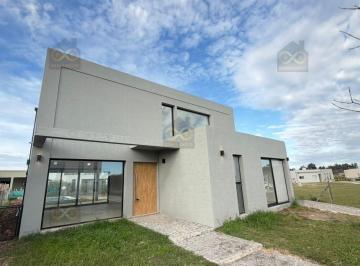 Casa · 181m² · 5 Ambientes · 1 Cochera · Casa en Venta en Santa Lucia, Pilar del Este, Pilar