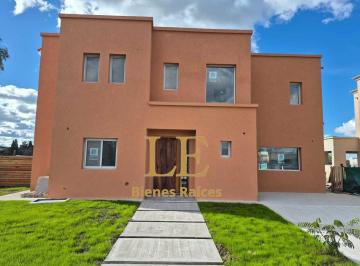 Casa · 194m² · 4 Ambientes · 2 Cocheras · Venta de Hermosa Casa en Pilar del Este, Pilar