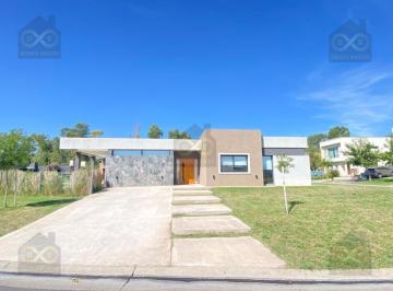 Casa · 140m² · 4 Ambientes · 1 Cochera · Casa en Venta en Santa Lucia, Pilar del Este, Pilar