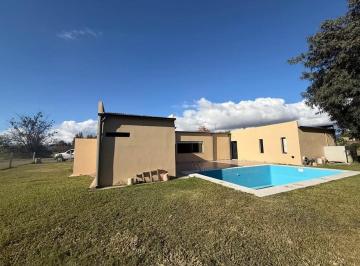 Casa · 160m² · 3 Ambientes · 4 Cocheras · Muy Linda Casa 2 Dorm Vta Qcho/pil/jard/gge B° Jockey Club