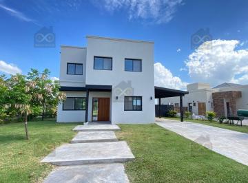 Casa · 127m² · 5 Ambientes · 1 Cochera · Hermosa Casa en Venta en San Ramiro Sobre Lote Fondo a Plaza, Pilar del Este, Pilar