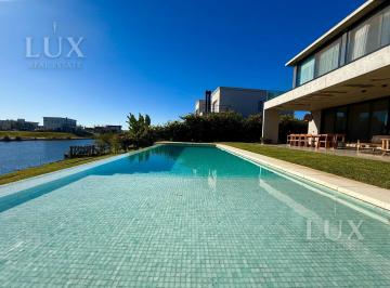 Casa · 246m² · 6 Ambientes · 6 Cocheras · Casa a La Laguna en Puertos del Lago